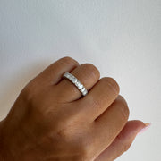 Demi-alliance 13 diamants Émeraudes 1.70 carat or blanc 14 carats Flavia